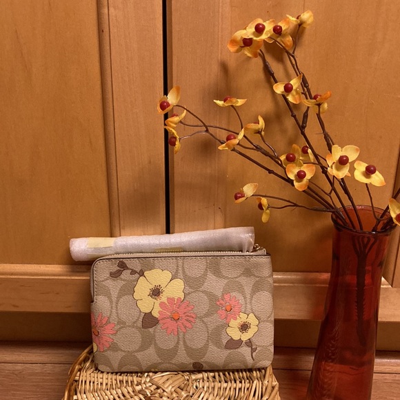 Coach Wristlet In sig. canvas w/floral cluster print.Gold/ light/ khaki multi. - Picture 2 of 9